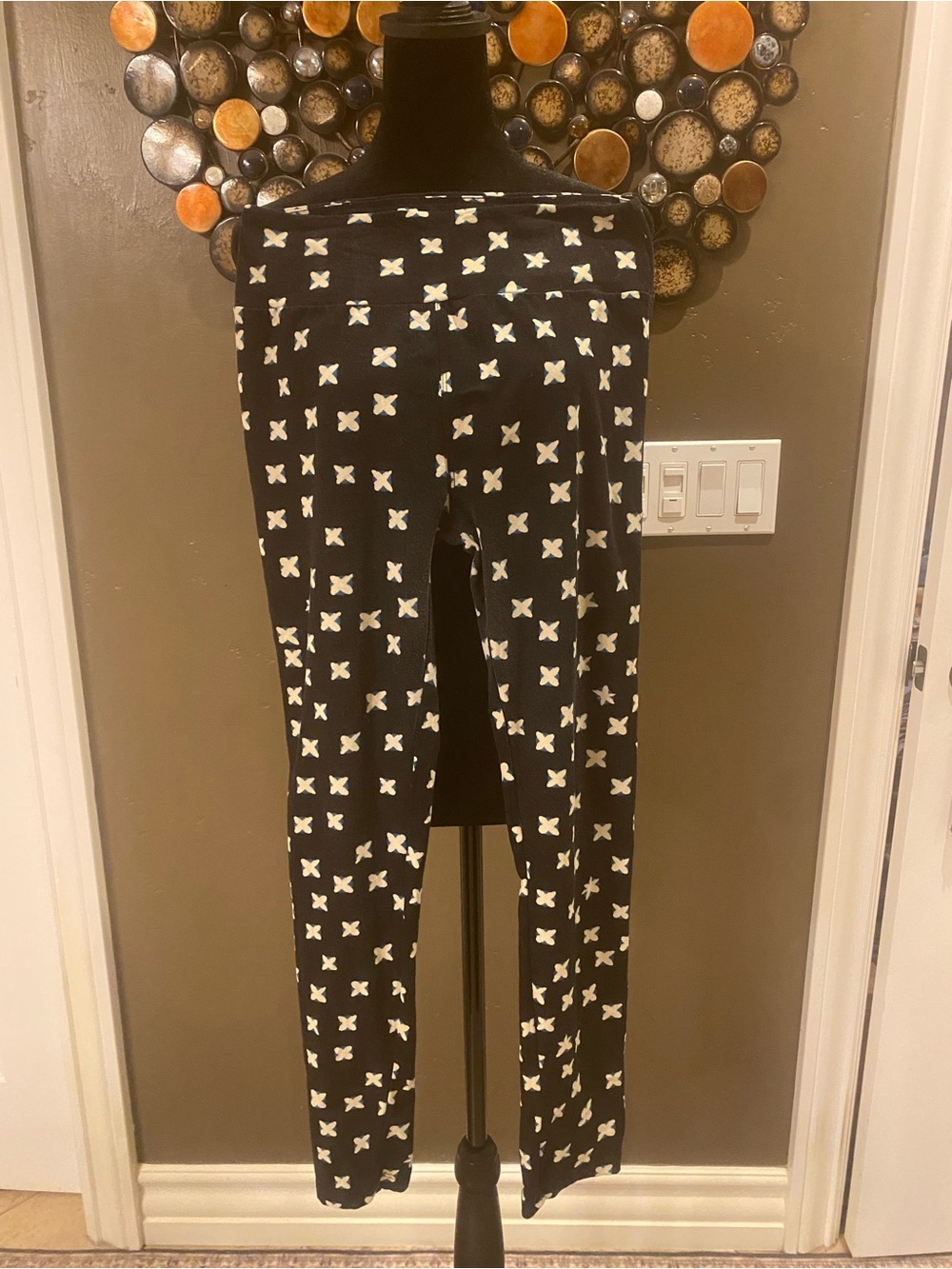 Black & White Cross Print Leggings